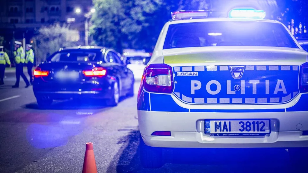 Polițiștii din București vor mai putea porni girofarul numai după ce anunță urgența prin dispecerat. Decizia luată după ce un polițist a accidentat mortal o fată de 13 ani pe trecerea de pietoni în București