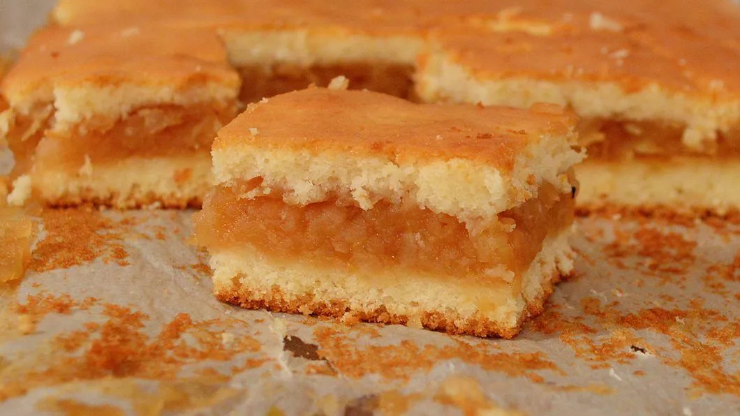 Prăjitura leneșului cu mere Un deliciu gata în doar câteva minute