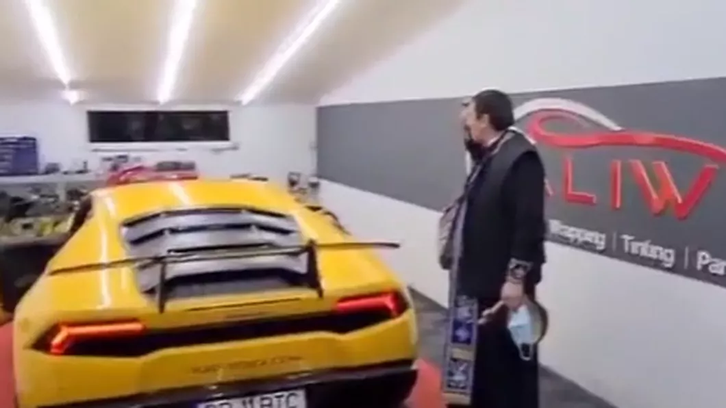 Un preot din România viral după ce a sfințit un Lamborghini