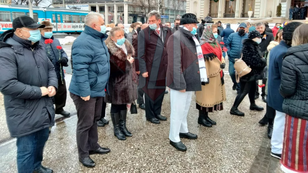 Reprezentanţii Pro România Iaşi au depus o coroană de flori la statuia domnitorului Cuza de Unirea Principatelor - FOTO