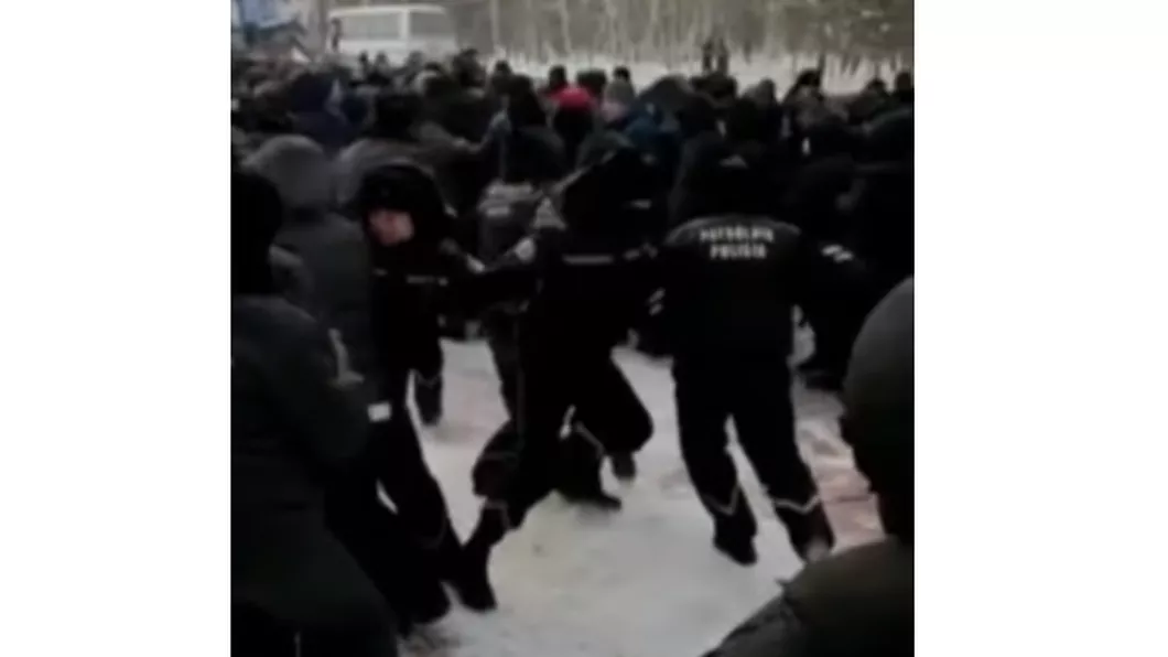 Proteste în Kazahstan după ce Guvernul a fost demis. Protestatarii s-au luptat cu polițiștii. Au fost folosite grenade asomatoare - VIDEO