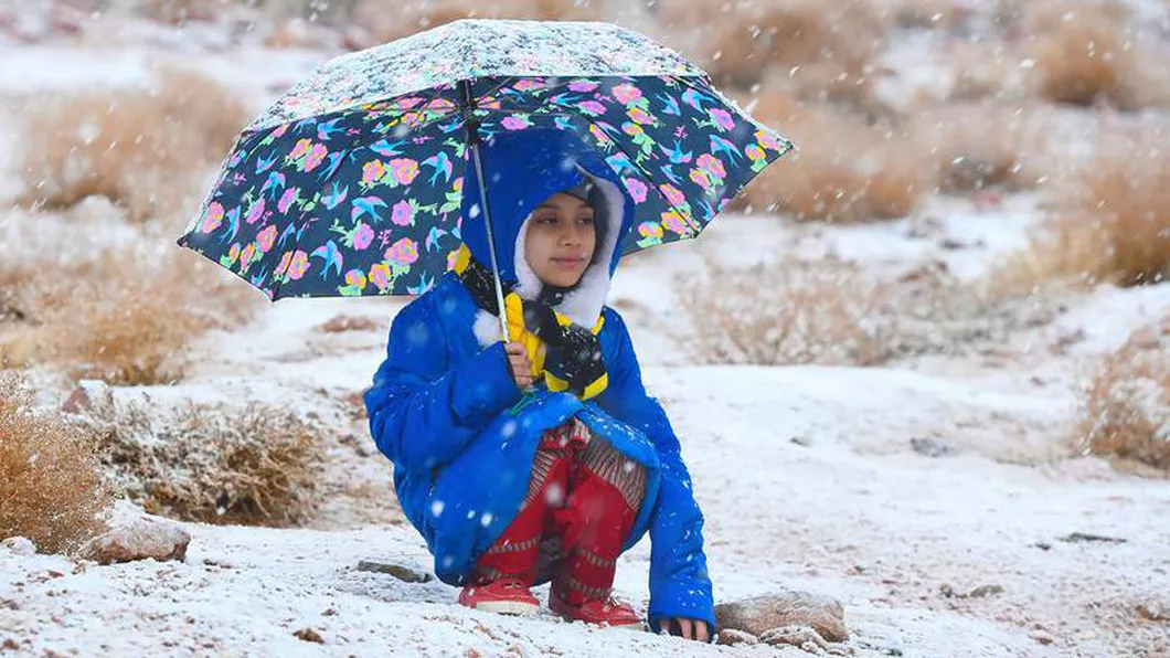 A nins într-o zonă din Arabia Saudită Copiii au fost cei mai bucuroși de zăpadă - FOTO VIDEO