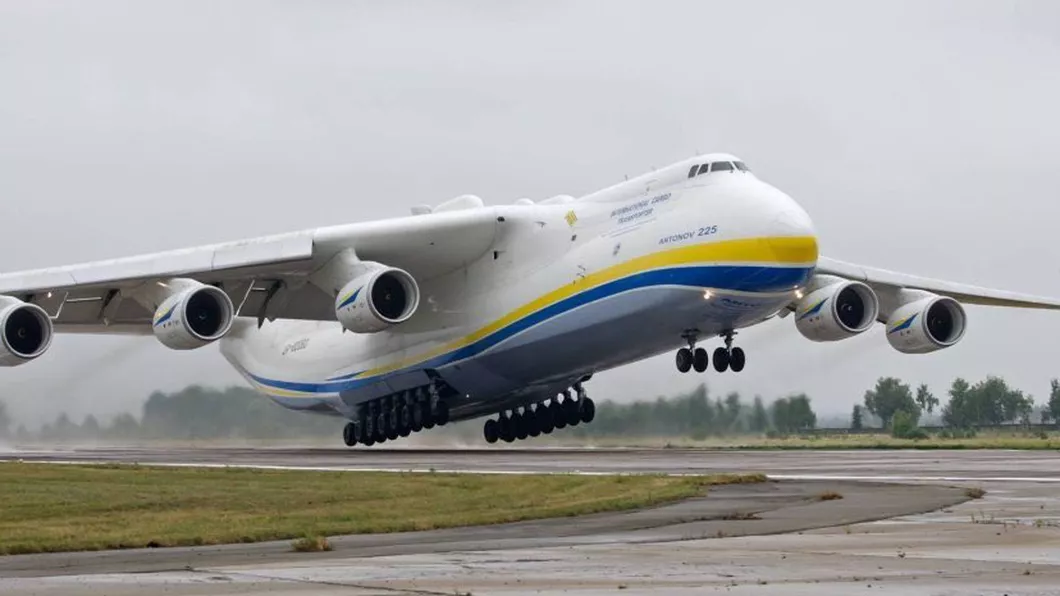Rușii au atacat un aerodrom de lângă Kiev și au distrus cel mai mare avion de transport din lume