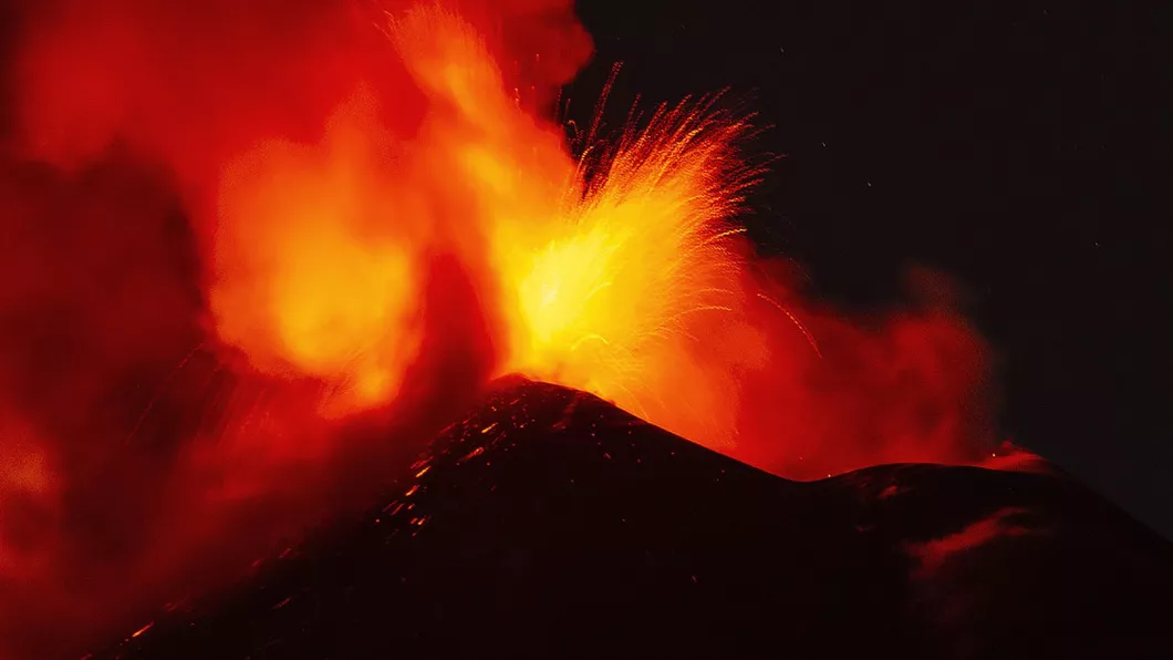 Etna a erupt din nou. Vulcanul aruncă lavă la 100 de metri înălțime - FOTO VIDEO
