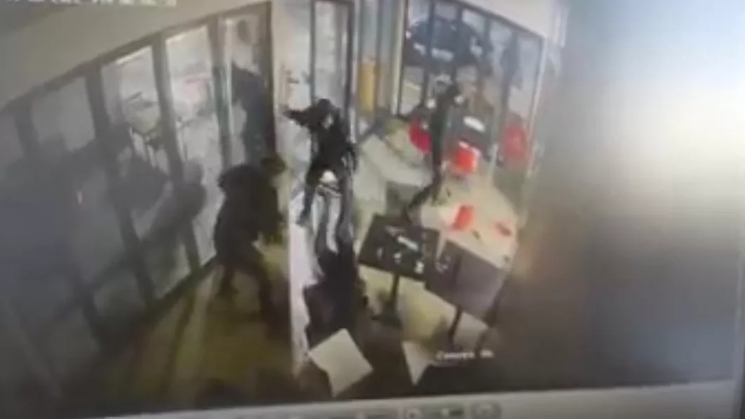 Doi bărbați au fost bătuți într-o benzinărie după ce au făcut o glumă proastă - FOTO VIDEO