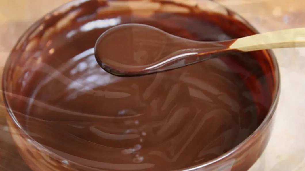 Glazură de ciocolată cu frișcă Cum pregătea bunica cel mai delicios desert