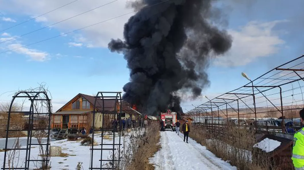 Incendiu violent la un parc de dezmembrări auto din Neamţ