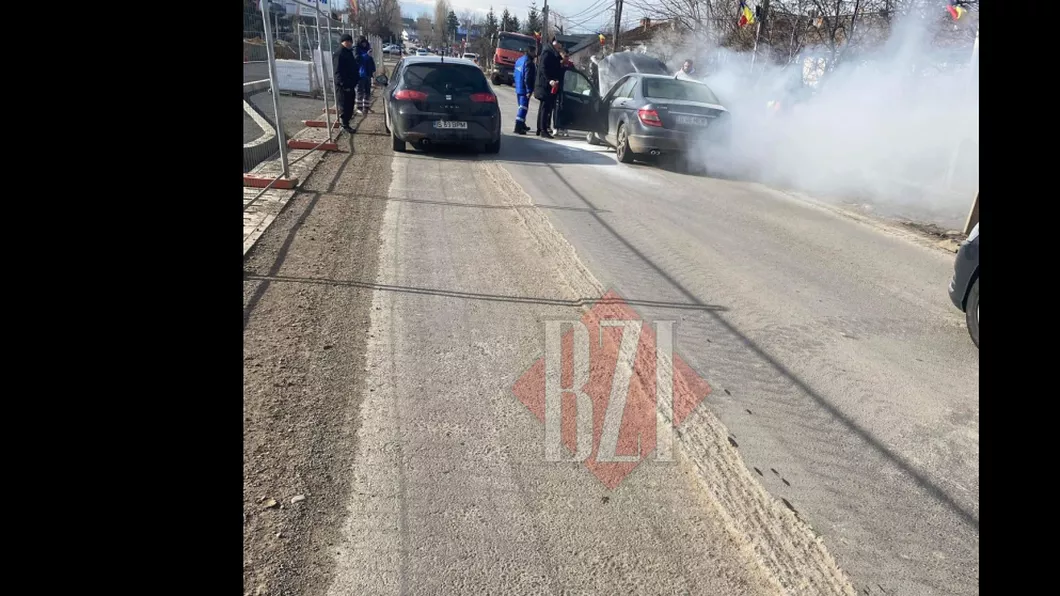 Un bolid marca Mercedes a fost cuprins de flăcări în Miroslava. Mai mulţi şoferi au sărit în ajutor - EXCLUSIV UPDATE FOTO