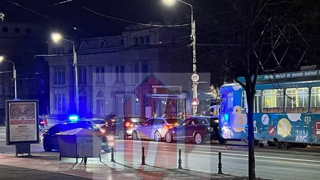 Accident rutier la Fundație. Un tramvai CTP Iași a intrat în coliziune cu un autoturism - EXCLUSIV FOTO