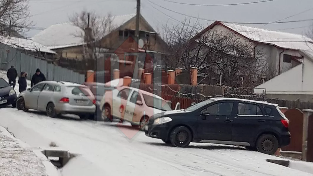 Accident rutier în Valea Adâncă. Zăpada a creat probleme pentru mai mulţi şoferi - EXCLUSIV