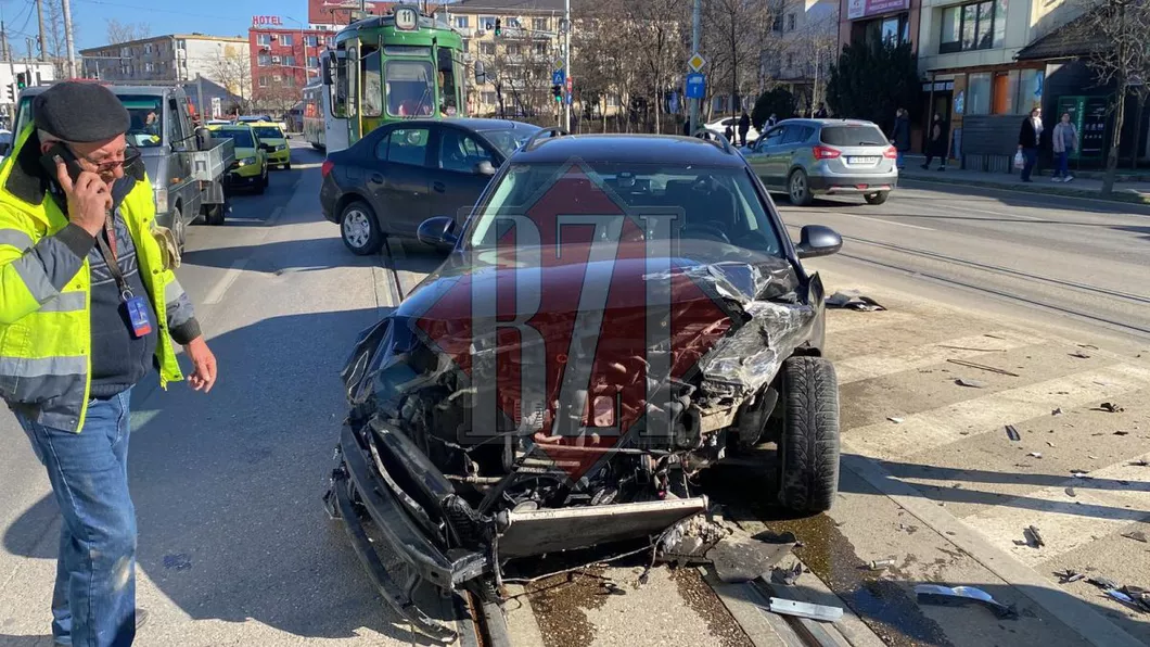 Accident rutier pe Bulevardul Nicolae Iorga. Două autoturisme s-au izbit violent - EXCLUSIV FOTO UPDATE VIDEO