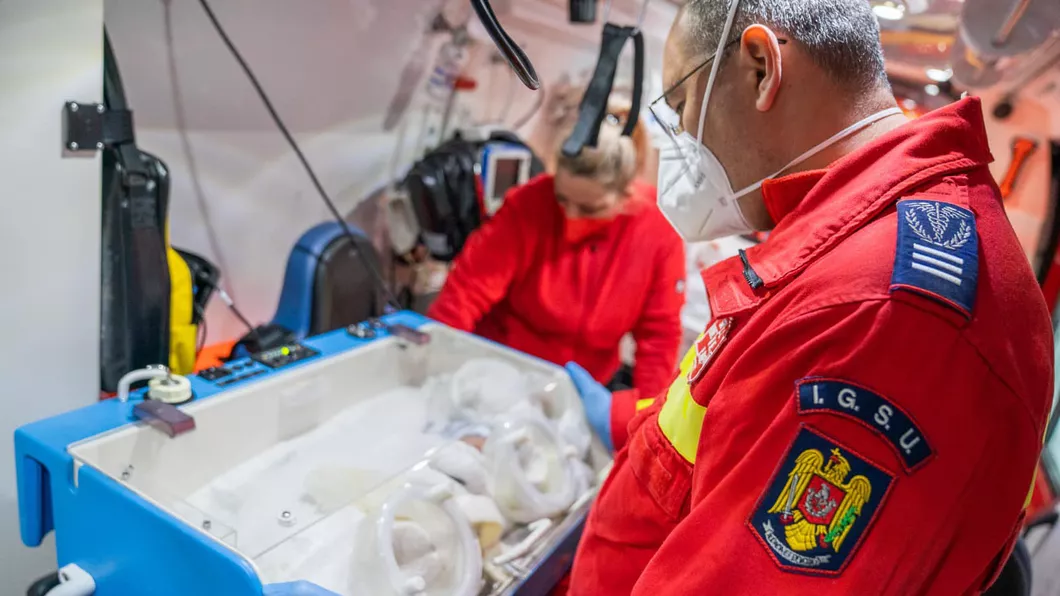 Doi bebeluși grav bolnavi au fost transportați din Ucraina la Iași urmând să fie preluați de alte spitale din România