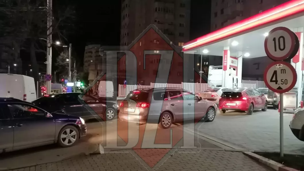 Cozi infernale la stațiile de alimentare din Iași Șoferii așteaptă cu orele să umple rezervoarele mașinilor - FOTO VIDEO LIVE VIDEO UPDATE