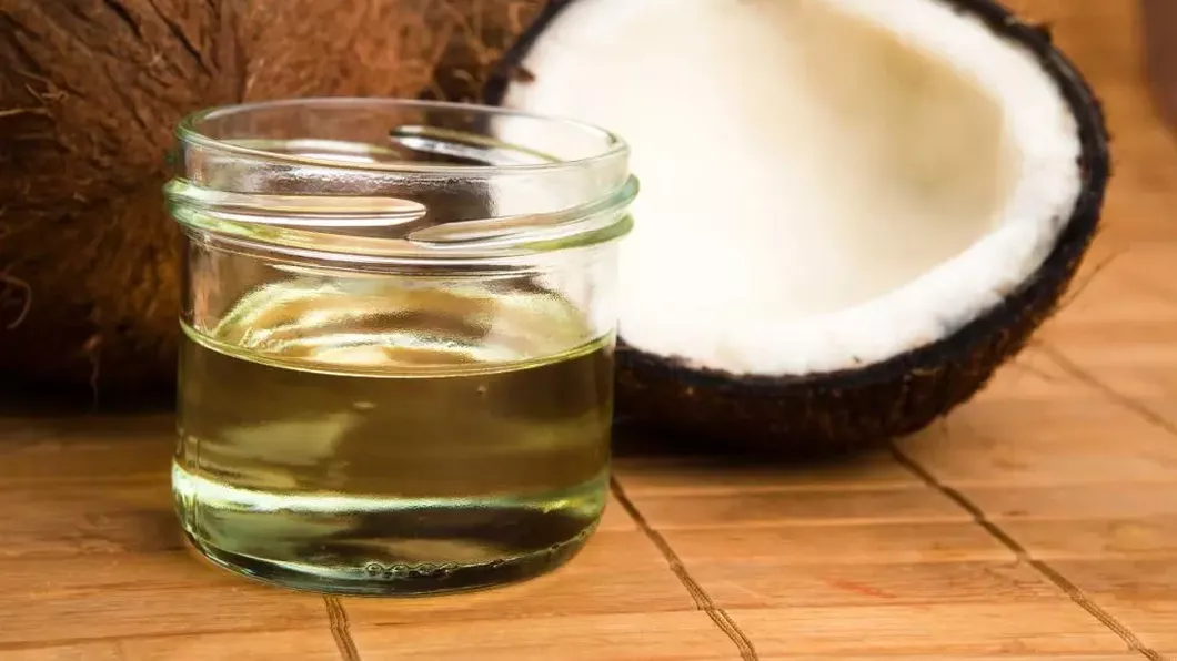 O linguriță de ulei de cocos dimineața Obiceiul care te va ajuta să obții un trup de zeiță
