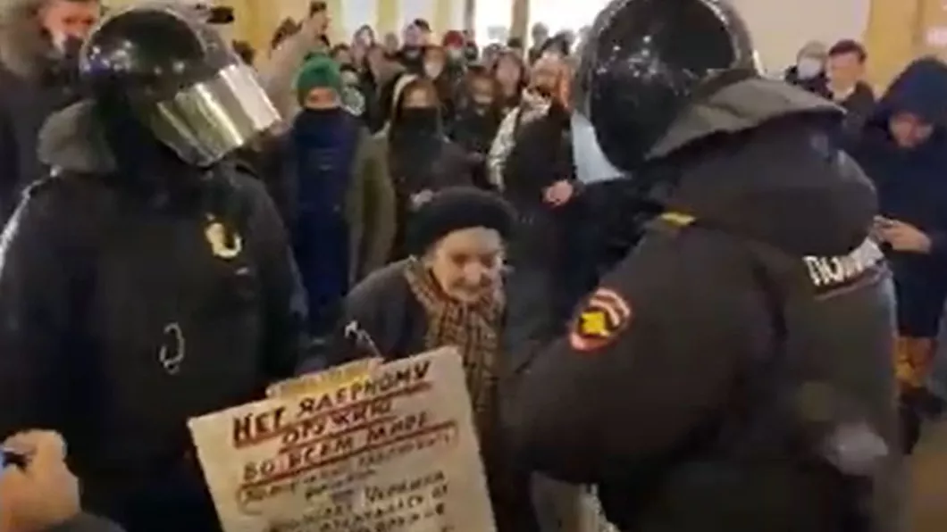 O bunicuță ce protesta în Rusia împotriva războiului din Ucraina a fost săltată de mascați