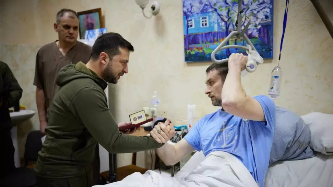 Volodimir Zelenski în vizită la militarii răniţi. Președintele Ucrainei a decorat 106 ofițeri