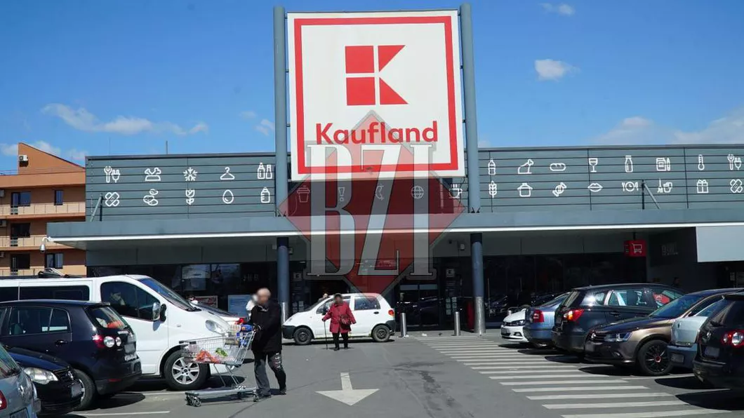 Scenă șocantă la Kaufland-Podu de Piatră Un client a murit în fața magazinului iar timp de 2 ore a fost lăsat întins pe jos fără ca nimeni să sune la 112 EXCLUSIV