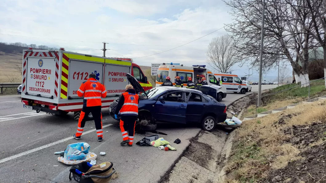 La un pas de tragedie pe drumul european Un autoturism în care se aflau refugiați ucraineni a fost distrus. Mai multe victime - EXCLUSIV FOTO VIDEO UPDATE