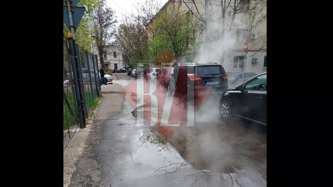 O conductă de apă caldă s-a spart pe o stradă din municipiul Iaşi - VIDEO
