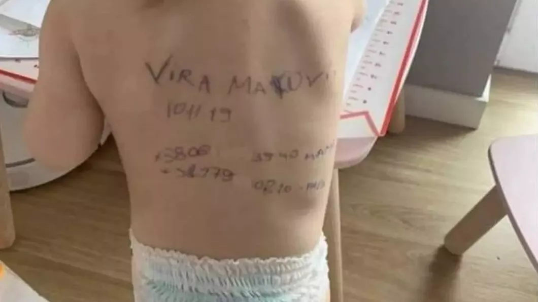 Motivul pentru care părinți din Ucraina scriu pe spatele copiilor nume și date de contact