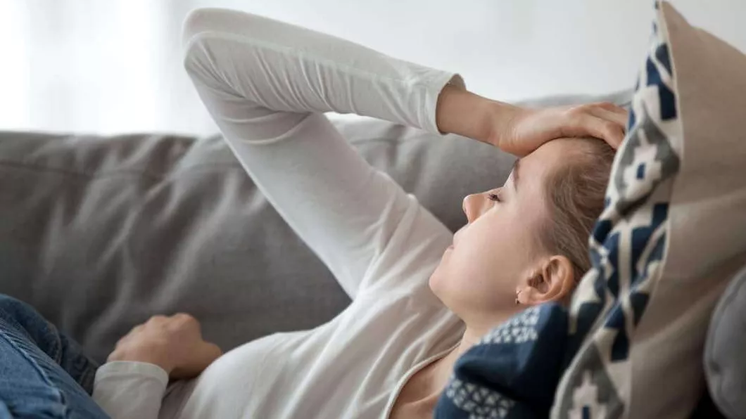 Durerile de cap și stările de greață pot constitui un semnal de alarmă Ce afecțiuni anunță