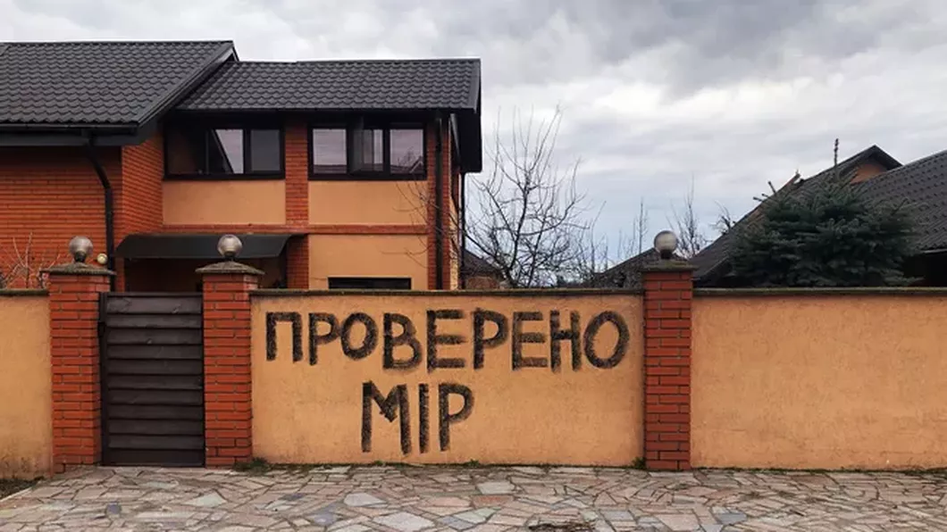 Rușii au ocupat un sat din apropierea Kievului și au scris pe gardurile unor case mesajul Pașnic. Verificat