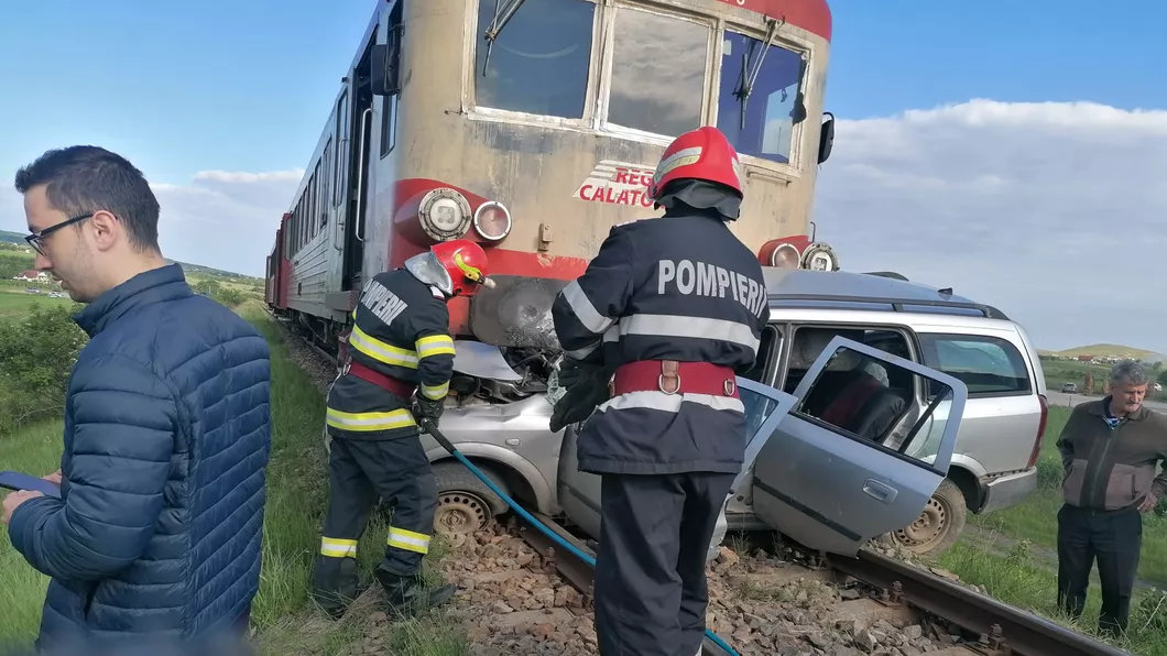 Accident feroviar grav în judeţul Iași unde un tren a intrat în coliziune cu un autoturism O persoană a murit - EXCLUSIVFOTO VIDEO