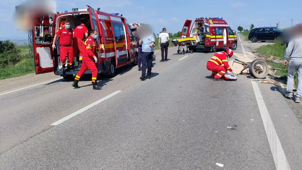 Accident cu doi răniți la Pătrăuți între un autocar și o căruță - FOTO