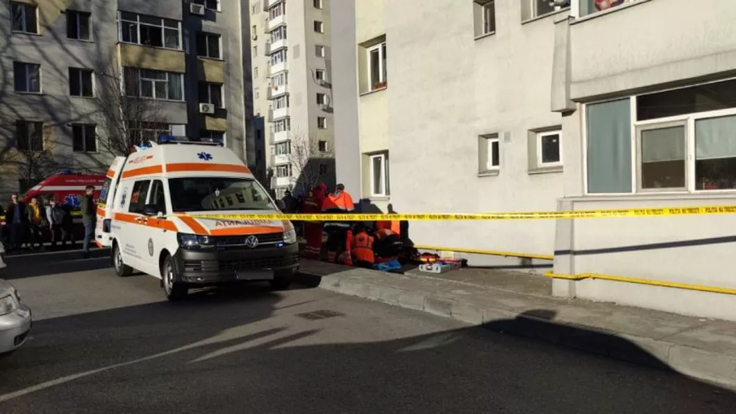 Un copil de un an a căzut de la etajul patru al unui bloc din Petroșani