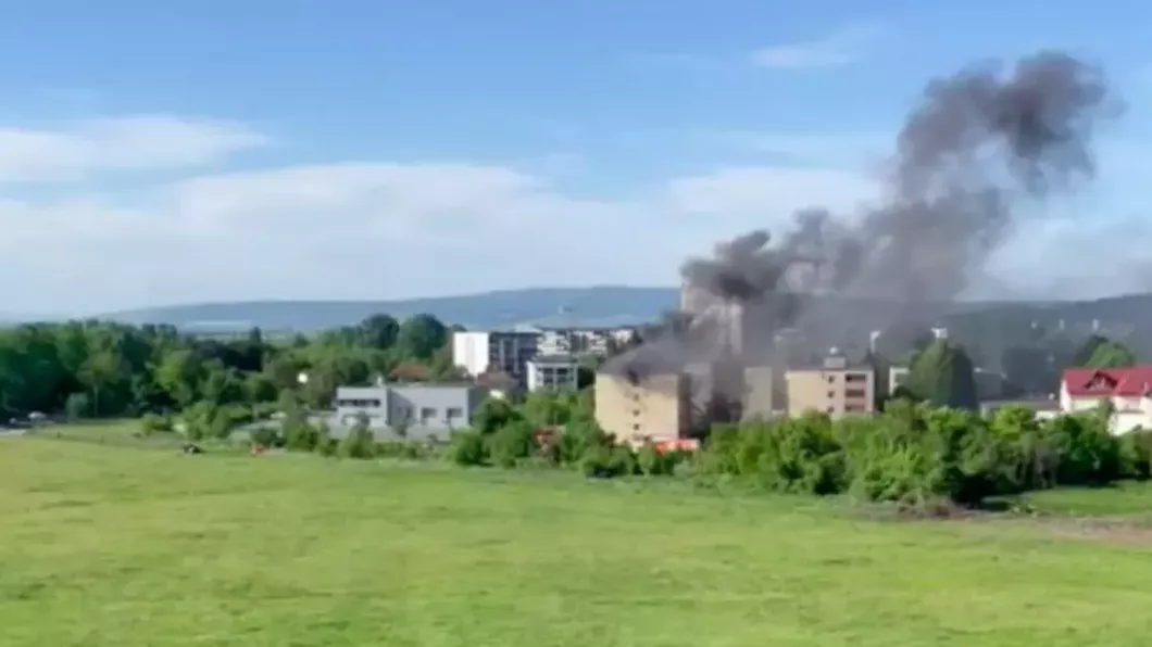 Incendiu violent într-un bloc din Brașov zeci de oameni sunt evacuați