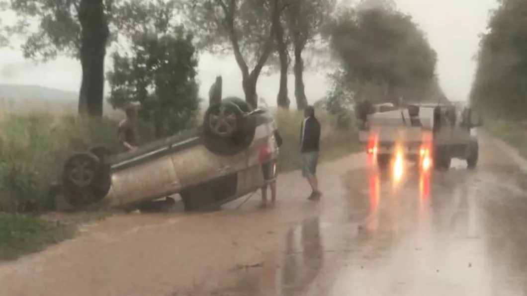 Un autoturism s-a răsturnat pe carosabil în județul Iași. Pe stradă erau copaci prăbușiți și apă de pe versanți - EXCLUSIV