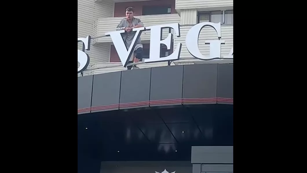 Un tânăr a vrut să se arunce de pe clădirea unei săli de jocuri Un polițist de la Secția 4 l-a convins să renunțe la ideea sinucigaşă - UPDATE VIDEO