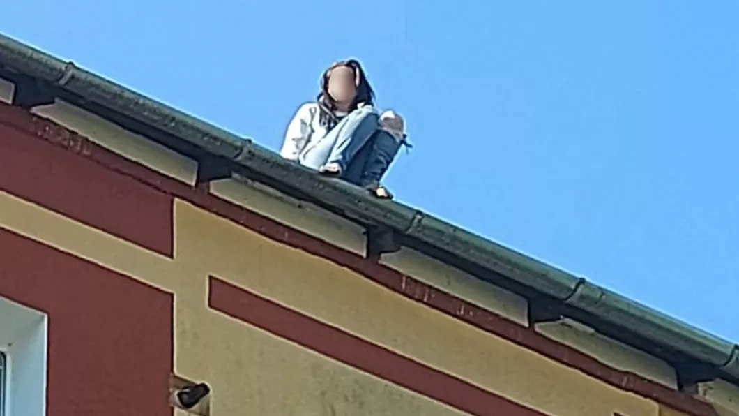 Tentativă de suicid la Reşita. O tânără a căzut de la etaj în timp ce ameninţa că se aruncă - FOTO