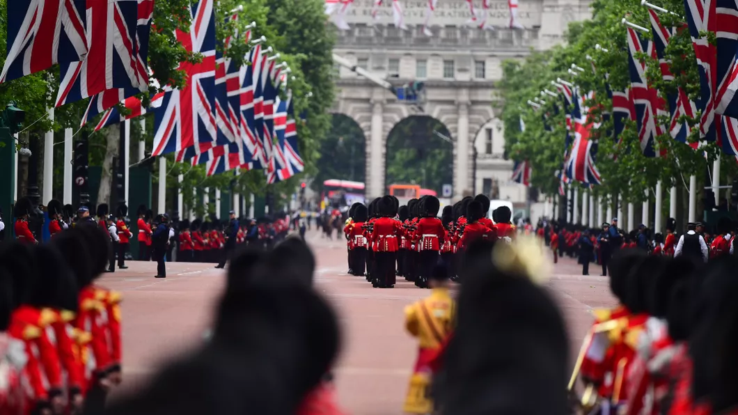 Marea Britanie este în sărbătoare după ce Regina Elisabeta a II-a celebrează jubileul de platină. UPDATE A ieșit la balcon - LIVE VIDEO