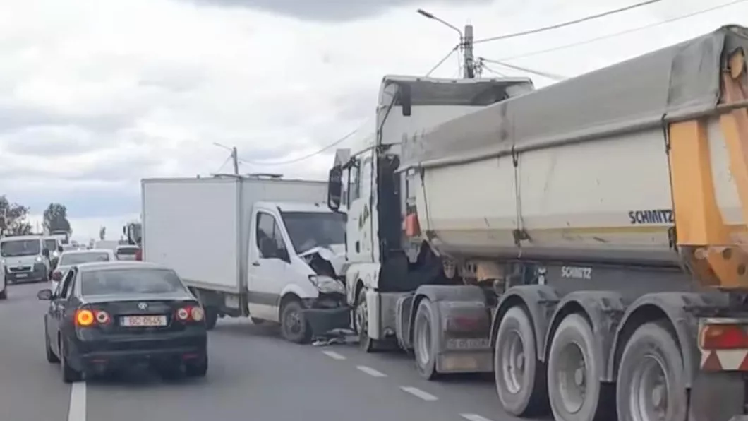 Accident rutier la Bălţaţi. Coliziune puternică între un camion şi o autoutilitară - VIDEO