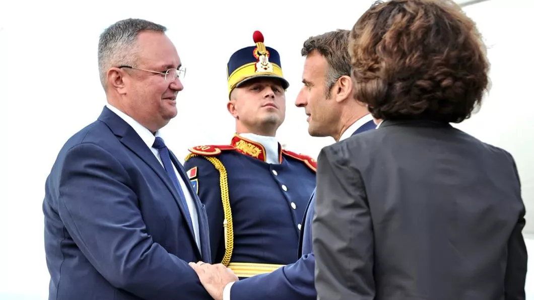 Emmanuel Macron întâmpinat de Nicolae Ciucă la sosirea pe aeroportul Mihail Kogălniceanu