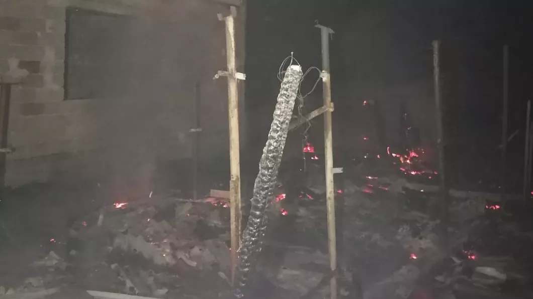 Noapte de foc la Iași unde un bărbat a murit carbonizat într-un incendiu la două locuințe - EXCLUSIVFOTO VIDEO