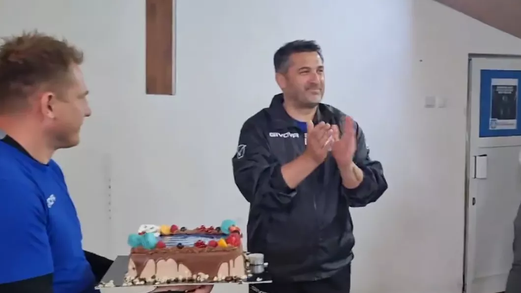 Antrenorul Politehnicii Iaşi Claudiu Niculescu a împlinit vârsta de 46 de ani. Cum a fost surprins de echipă - VIDEO