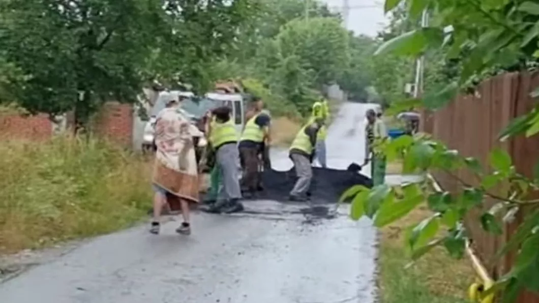 Imagini de groază pe drumurile județene din Iași Lucrări pe timp de ploaie la doi pași de municipiu. Asfaltul s-a luat pe roțile mașinilor. Reacția celor de la DJADP  VIDEO