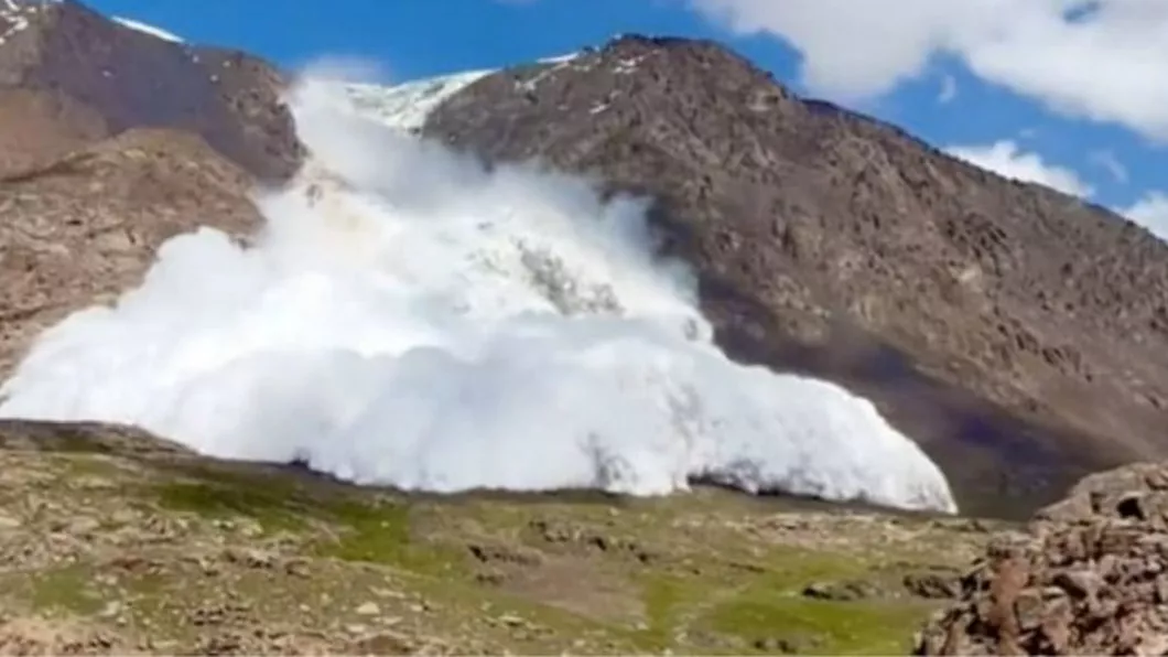 Avalanşă în Kârgâzstan. A fost filmat momentul în care un gheţar s-a prăbuşit - VIDEO