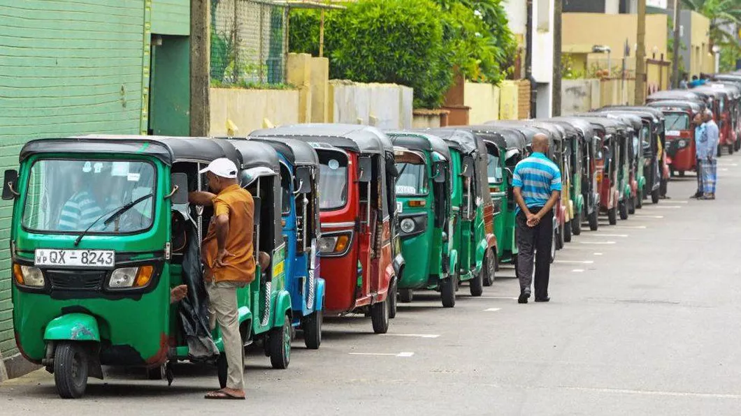 Stocurile de benzină din Sri Lanka ajung doar pentru o zi