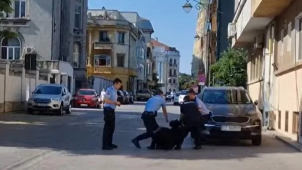 Un călugăr de la Catedrala Arhiepiscopală a fost imobilizat de poliţişti după ce s-a angajat într-un conflict cu o femeie - VIDEO