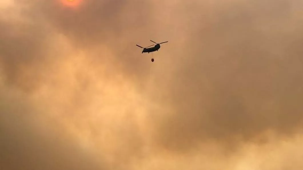 Un elicopter s-a prăbușit în mare în Grecia în timp ce încerca să stingă un incendiu de pădure pe insula Samos. Un pilot ar fi român