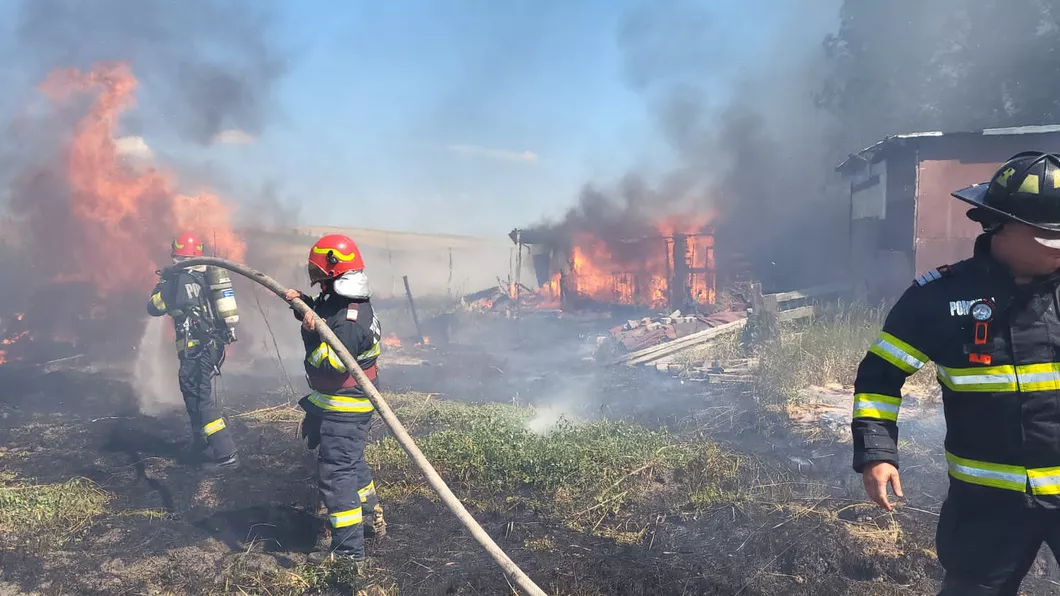 Incendiu de vegetaţie uscată în comuna Leţcani. Flăcările s-au propagat la o locuinţă - EXCLUSIV FOTO
