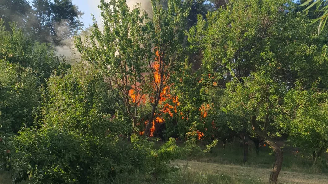 Incendiu de vegetație uscată și deșeuri în satul Poieni. Pompierii au intervenit la fața locului - GALERIE FOTO