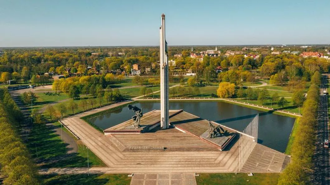 Letonia va demola aproape 300 de monumente sovietice inclusiv uriașul memorial al victoriei din capitala Riga