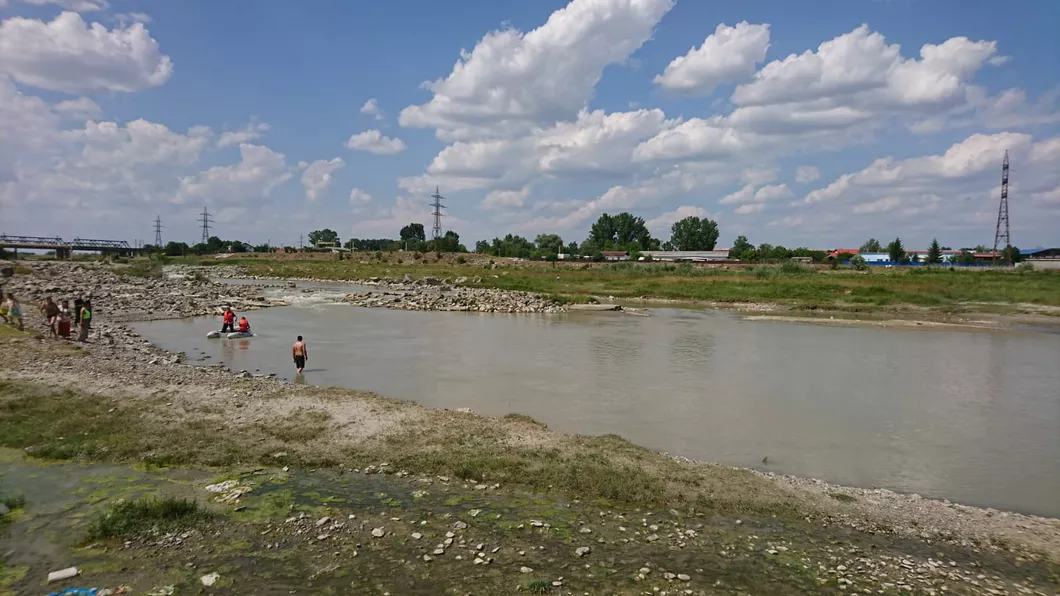 Misiune de salvare a doi tineri din Neamț care au intrat în râul Moldova și nu au reușit să iasă - FOTO