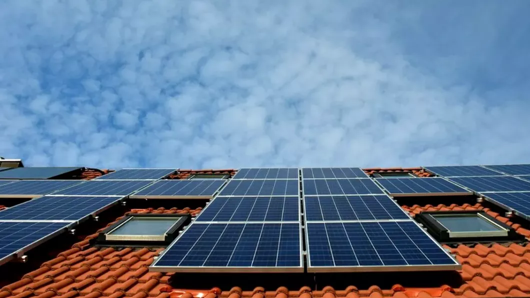 Cât costă să instalezi panouri fotovoltaice pentru o casă cu trei camere. Câți bani economisești dacă le foloseşti