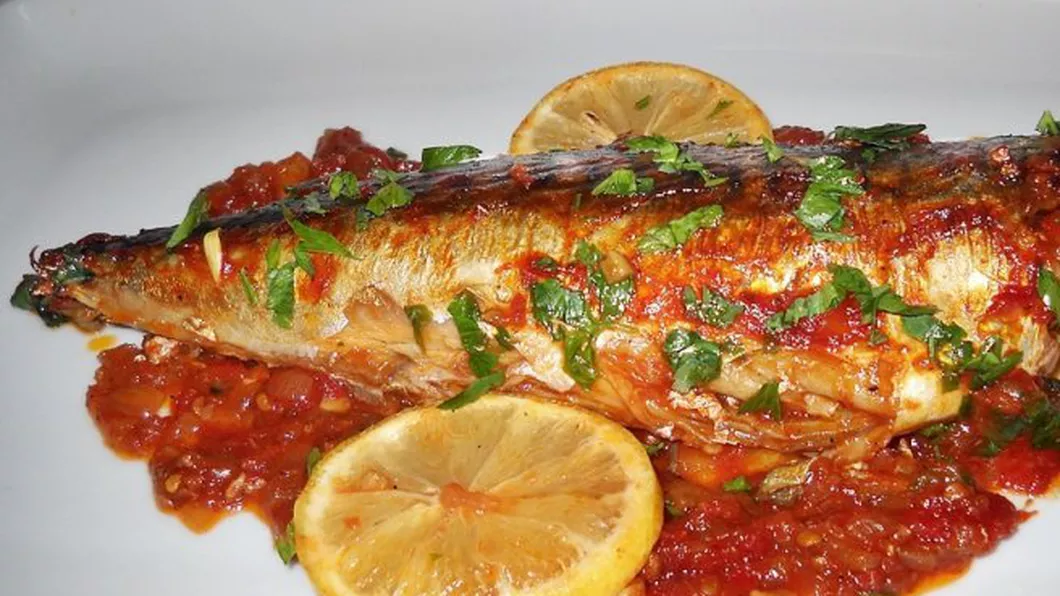 Pește macrou la cuptor în sos de roșii. Rețetă simplă și savuroasă ideală pentru o cină în familie