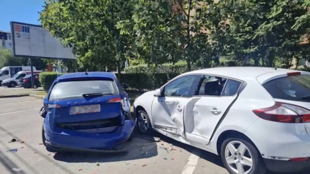 O șoferiță de 19 ani a distrus patru mașini parcate în Baia Mare. Ce a făcut-o să se sperie și să intre pe contrasens